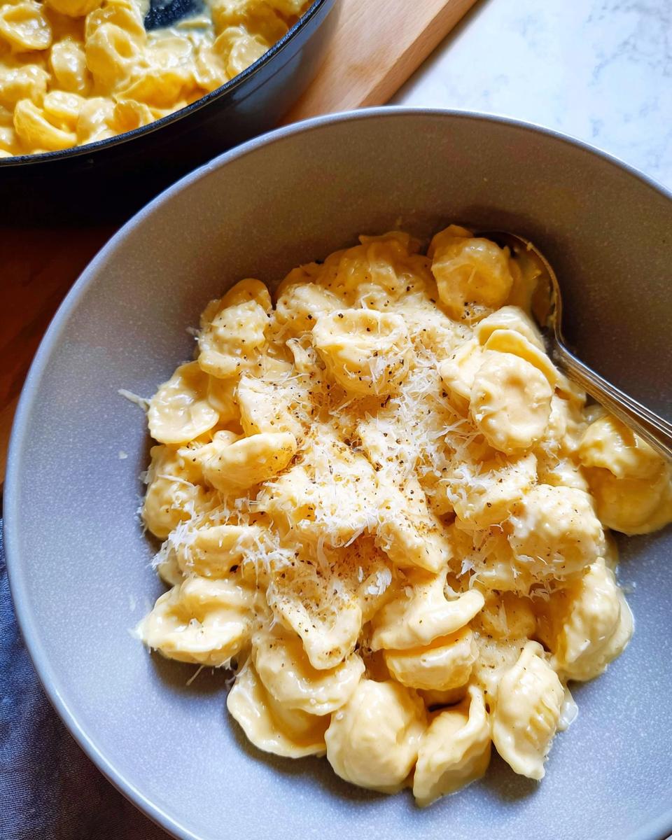 A bowl of creamy mac and cheese, a perfect example of easy dinner recipes.